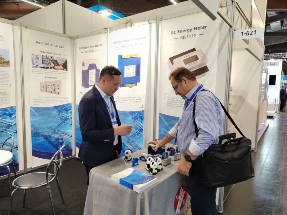 Photo 3 Discuss with the visitor Photo 3 Discuss with the visitor