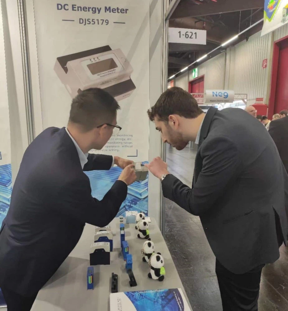 Photo 4 Discuss with the visitor Photo 4 Discuss with the visitor